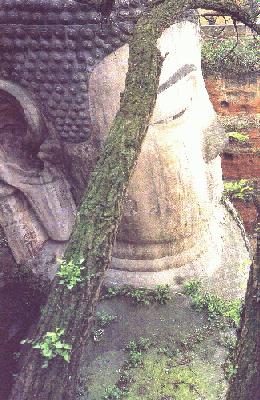 Statua del Buddha sul fianco del monte Emei (Cina)
